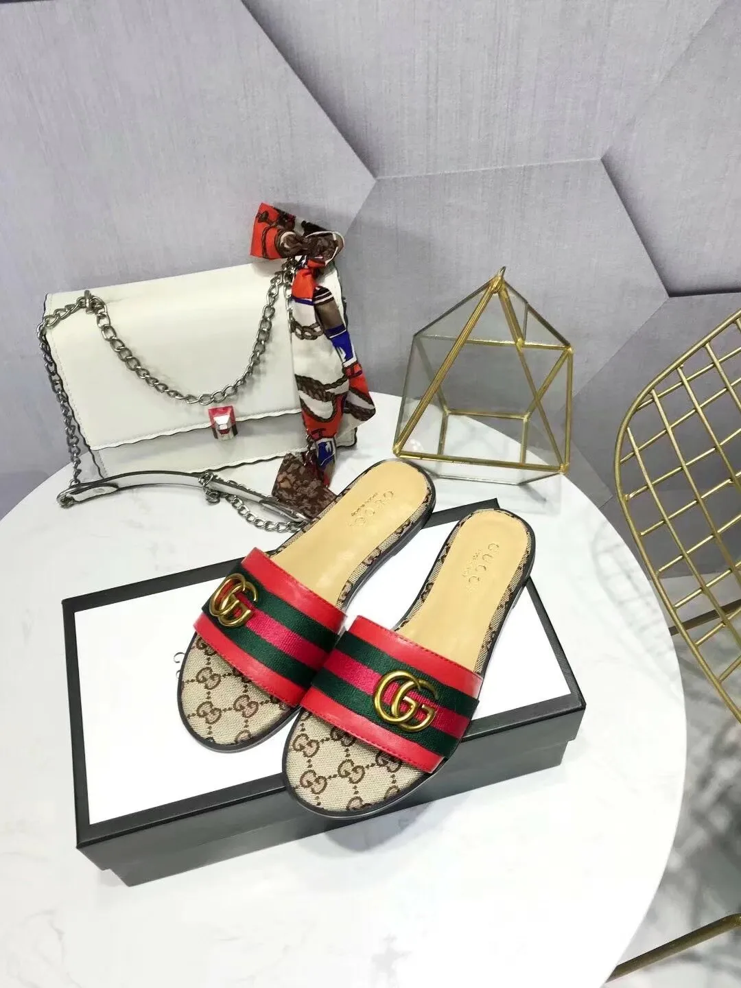 👟👟Ex-factory price 280👟👟 Gucci slippers. All in sheepskin. Sheepskin feet with original GUCCI bronze buckles. High-end atmosphere. Wear-resistant and non-slip branded rubber outsole. 35-42 yards. (41*42 can be customized, non-refundable and non-exchangeable* Welcome new and old customers to sell as shown in the picture)
